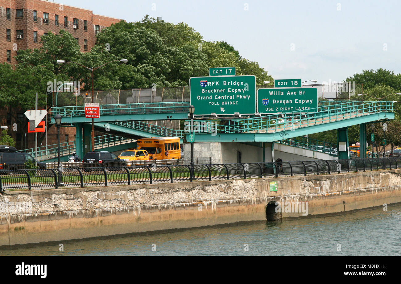 M184 East 120 Street Pedestrian Bridge over the FDR Drive, East Harlem, New York City, Connecting East 120 Street with the NYC Waterfront Greenway, Up Stock Photo