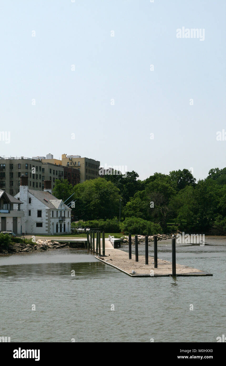 Columbia University Rowing Dock and Boat Houses on the Harlem River, Inwood Hill Park, Washington Heights, Manhattan, New York City Stock Photo
