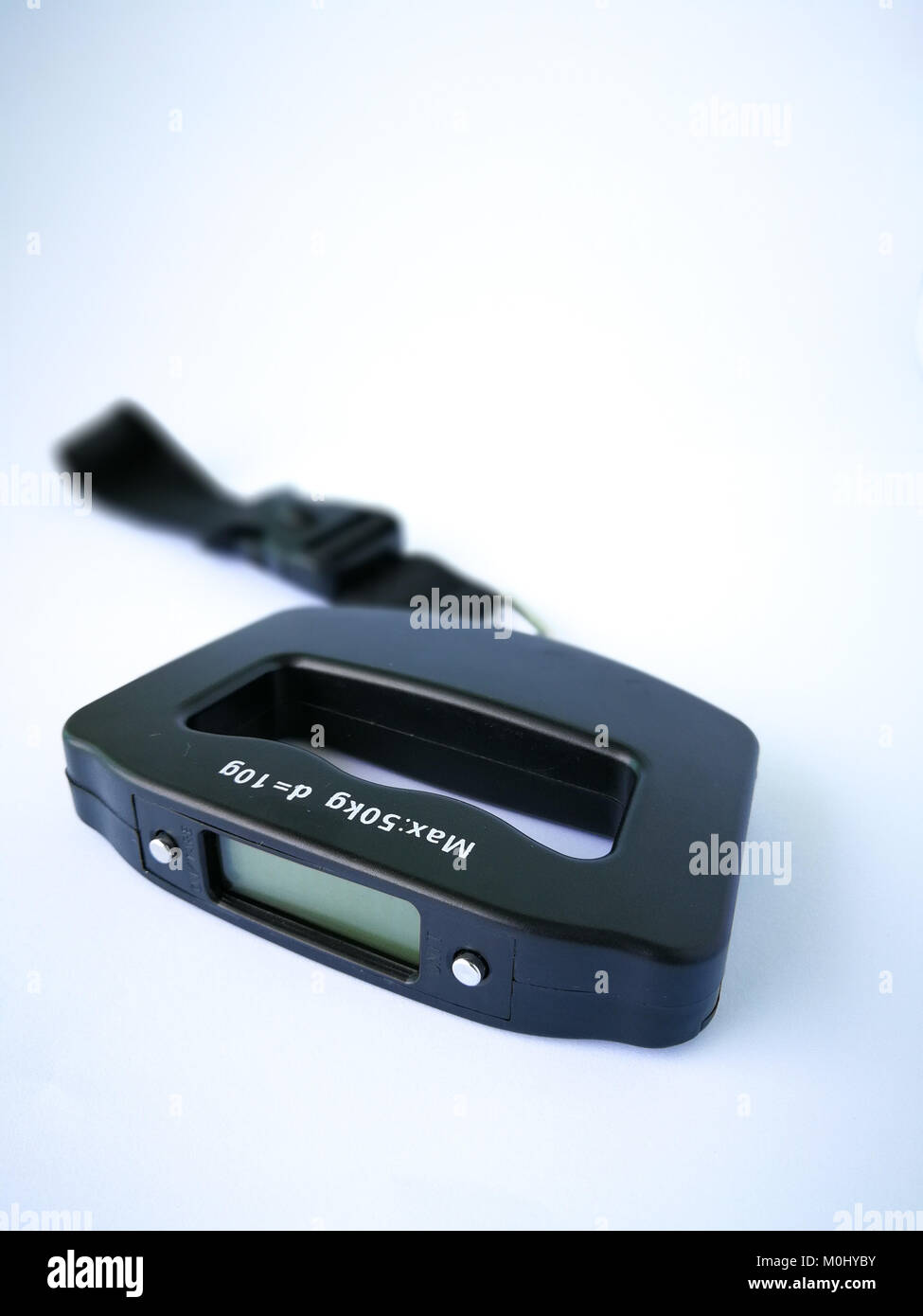 https://c8.alamy.com/comp/M0HYBY/digital-luggage-weighing-scales-isolated-on-white-M0HYBY.jpg