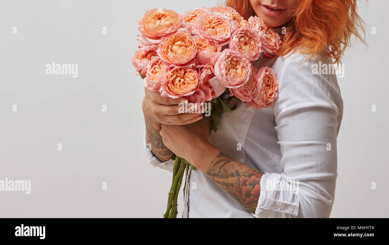 the girl is holding a bouquet of pink roses Stock Photo - Alamy