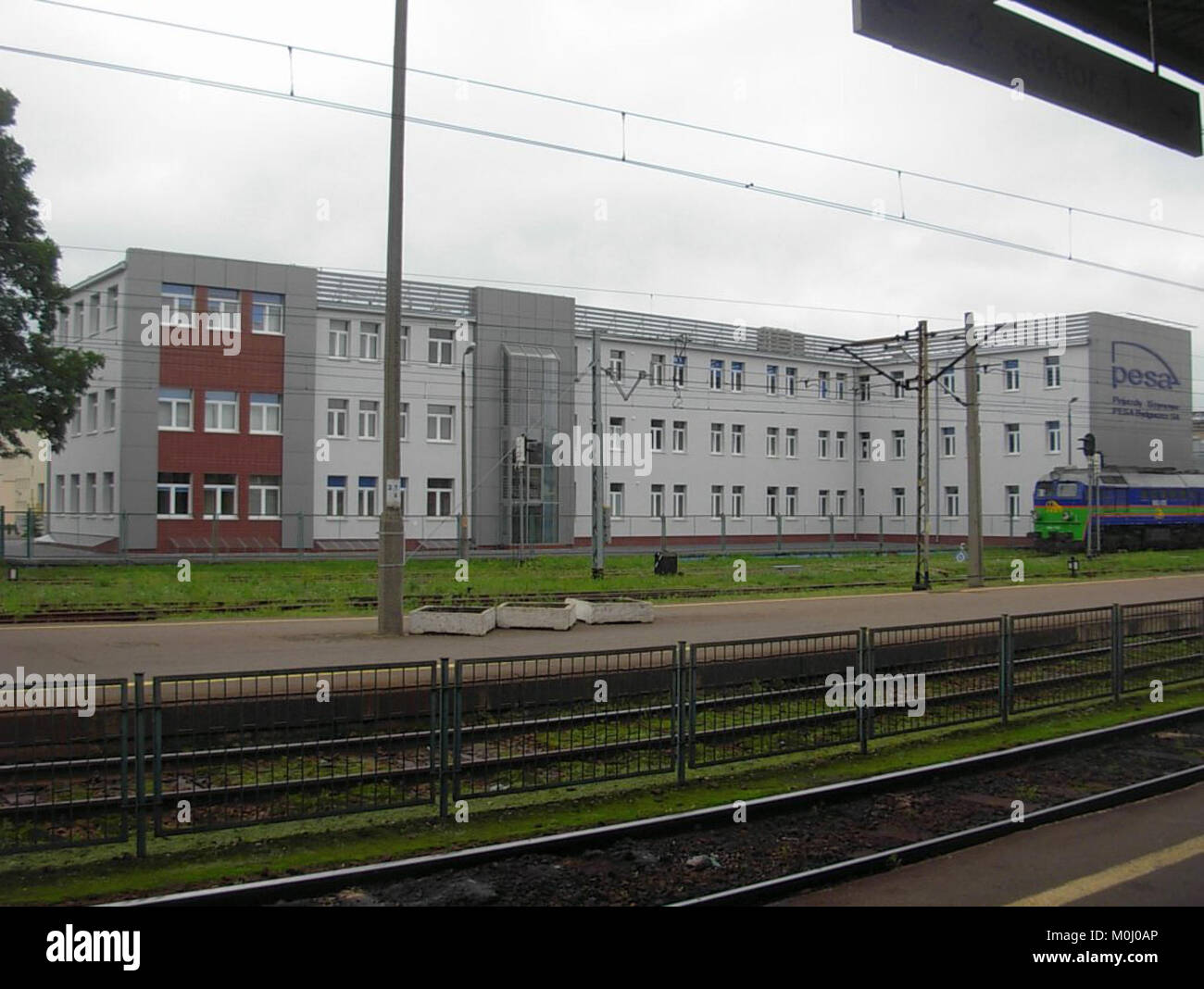 Bydg Główna - widok z peronu 3 na biurowiec PESA Stock Photo