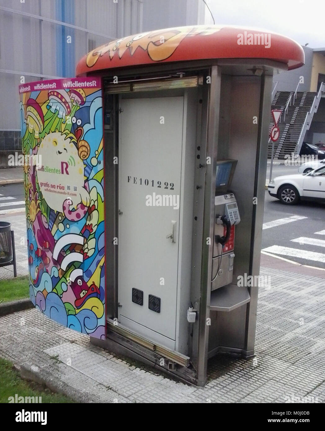 A historical image of a Cable R node cabin in Naranja illustrates an ...