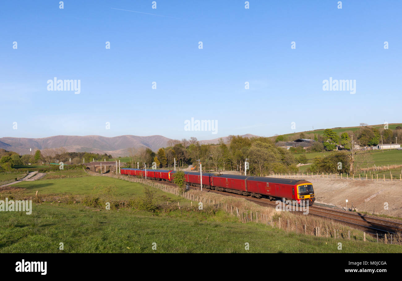 2 Royal mail class 325 trains pass Grayrigg, Cumbria with the 1749 Shieldmuir - Warrington Dallam mail train Stock Photo