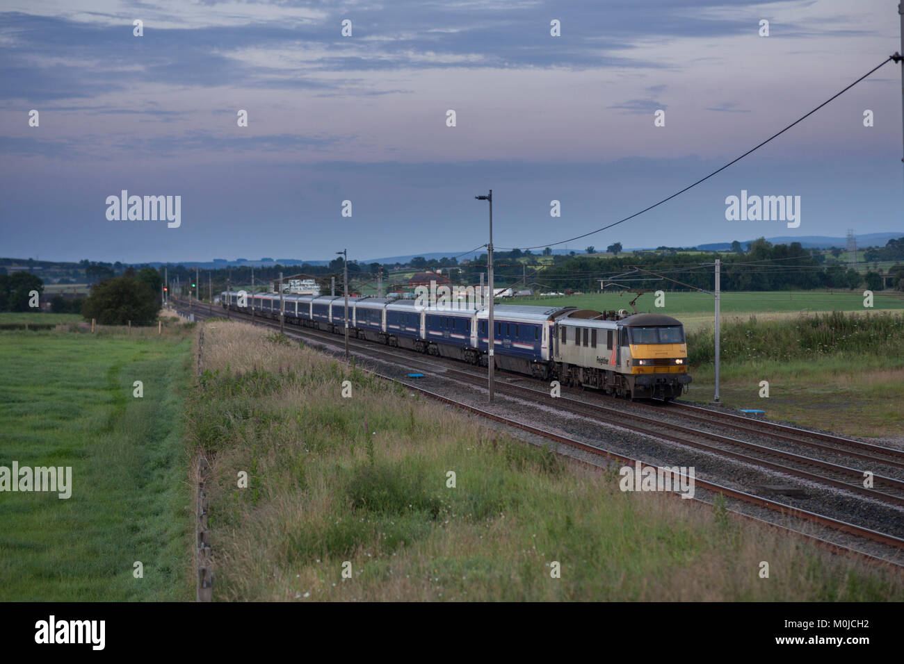 The 2350 London Euston - Glasgow & Edinburgh Caledonian sleeper passes ...