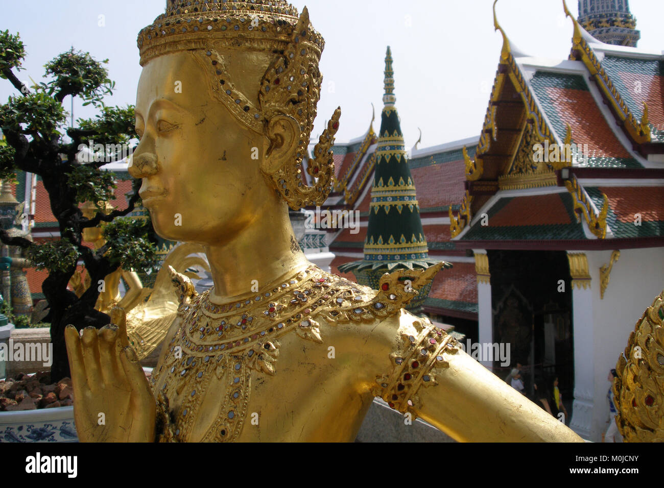 statue-of-a-kinnara-in-wat-phra-kaew-bangkok-kinare-mythological