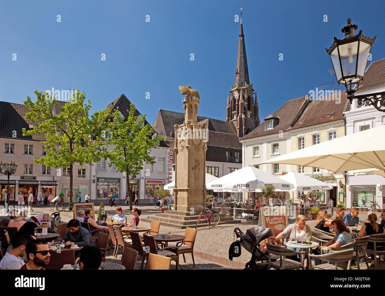 Outdoor gastronomy at the Altmarkt, Moers, Ruhr Area, North Rhine-Westphalia, Germany Stock Photo