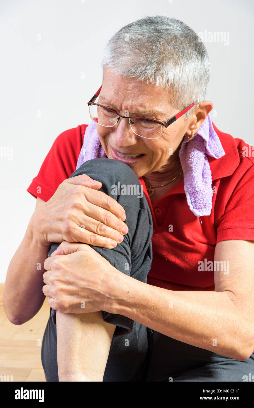 Elderly lady experiencing knee pain Stock Photo Alamy