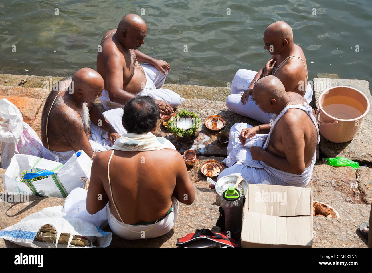 India, Karnataka, Srirangapatna, Final farewell rituals at Sangam Ghat on Srirangapatna Island Stock Photo