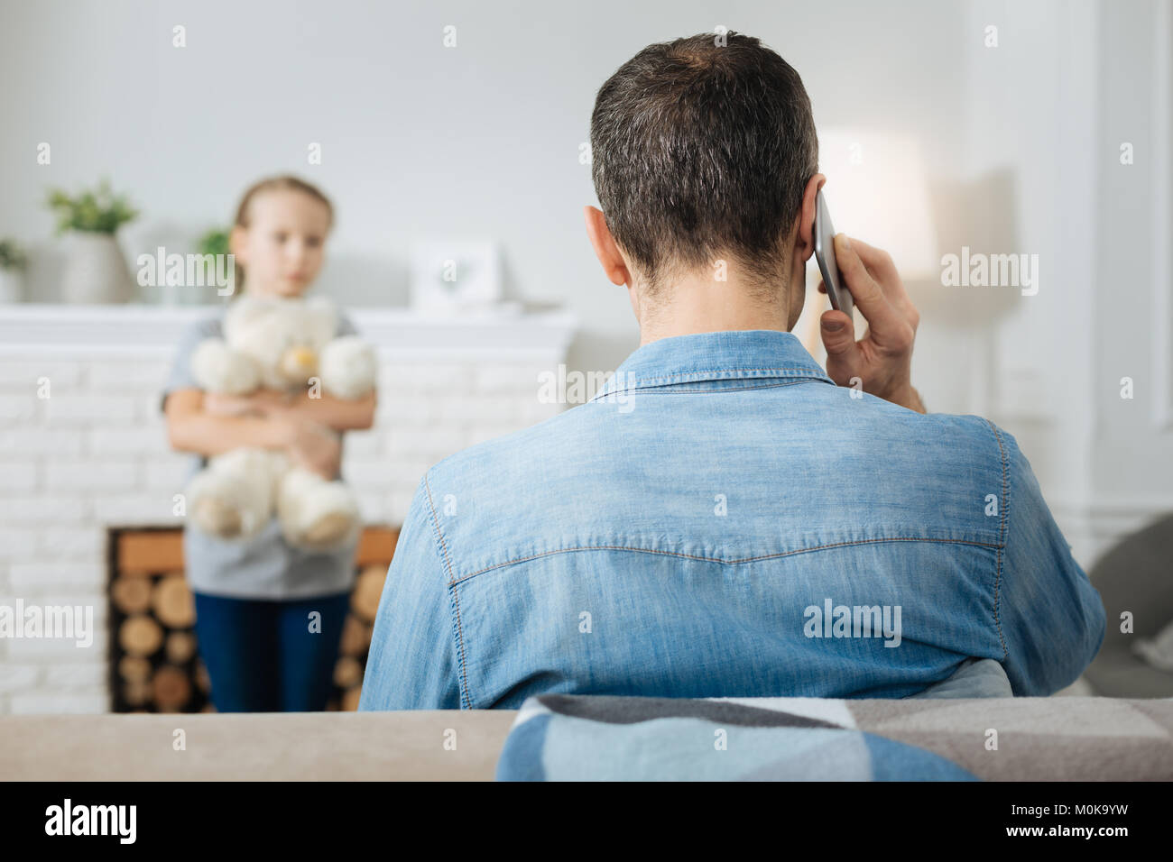 ребенок звонит. телефонный разговор для детей. картинка отец наблюдает за детьми. человечек разговаривает по телефону рисованный. девочка разговаривает по телефону.