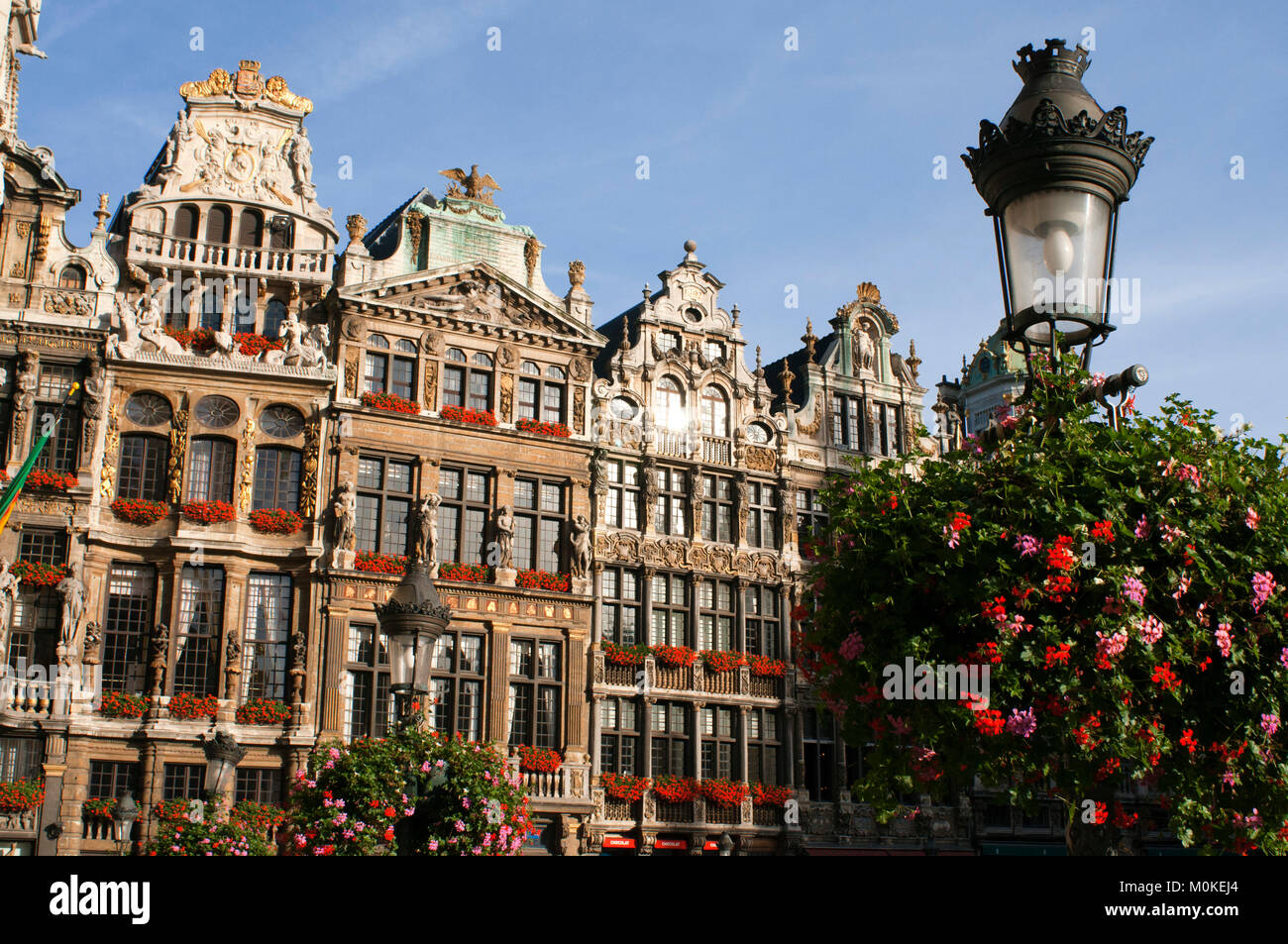 Background buildings Louve, Sac and Brouette. Grand Place, Brussels,  Belgium. The Louve, Sac and Brouette are a group of houses that were not  rebuilt Stock Photo - Alamy