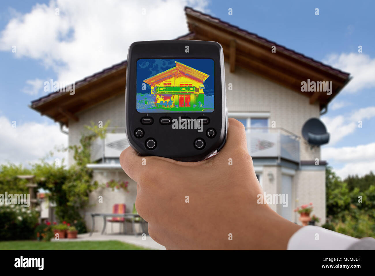 https://c8.alamy.com/comp/M0M0DF/close-up-of-person-detecting-heat-loss-outside-house-using-infrared-M0M0DF.jpg