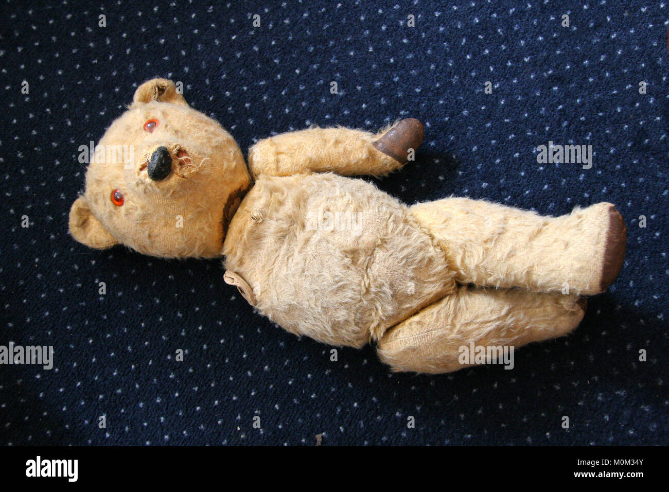 Old teddy bear with one arm missing hi-res stock photography and images ...