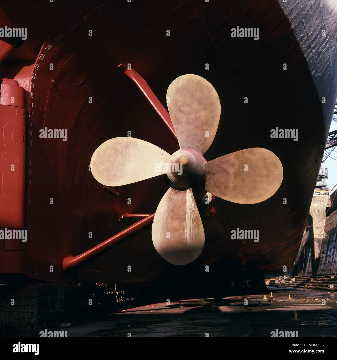 AJAXNETPHOTO. 1995. SOUTHAMPTON, ENGLAND. - HUGE STARBOARD PROPELLOR OF THE P&O LINER CANBERRA. SHIP UNDERGOING REFIT IN KGV DRY DOCK.   PHOTO: JONATHAN EASTLAND/AJAX.  REF:950429 15 Stock Photo