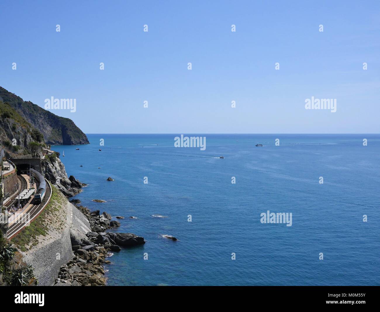 The coast and train line at Manarola, Cinque Terre, Italy Stock Photo
