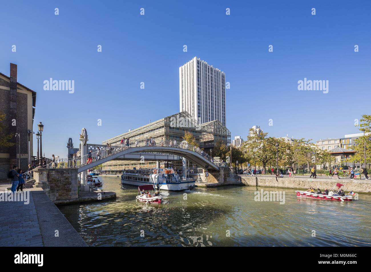 France,Paris,Bassin de la Villette,the largest artificial body of water in Paris,that links the Canal de l'Ourcq to the Canal Saint-Martin,cruise on the canals,bridge raising of the street of Crimea Stock Photo