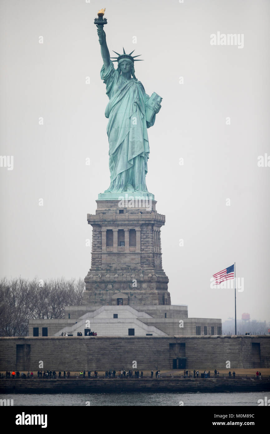 статуя свободы зимой