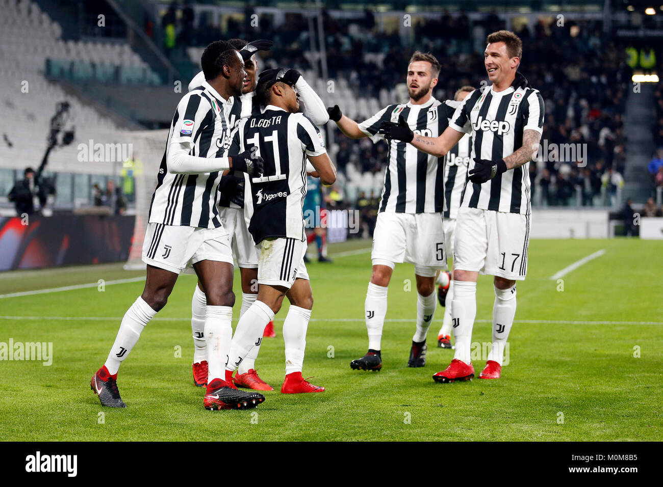 Turin, Italy. 22nd Jan, 2018. 22nd January 2018, Allianz Stadium, Turin, Italy; Serie A football, Juventus versus Genoa; Douglas Costa (3L) of Juventus celebrating with teammates goal in the 16th minute Credit: Giampiero Sposito/Alamy Live News Stock Photo