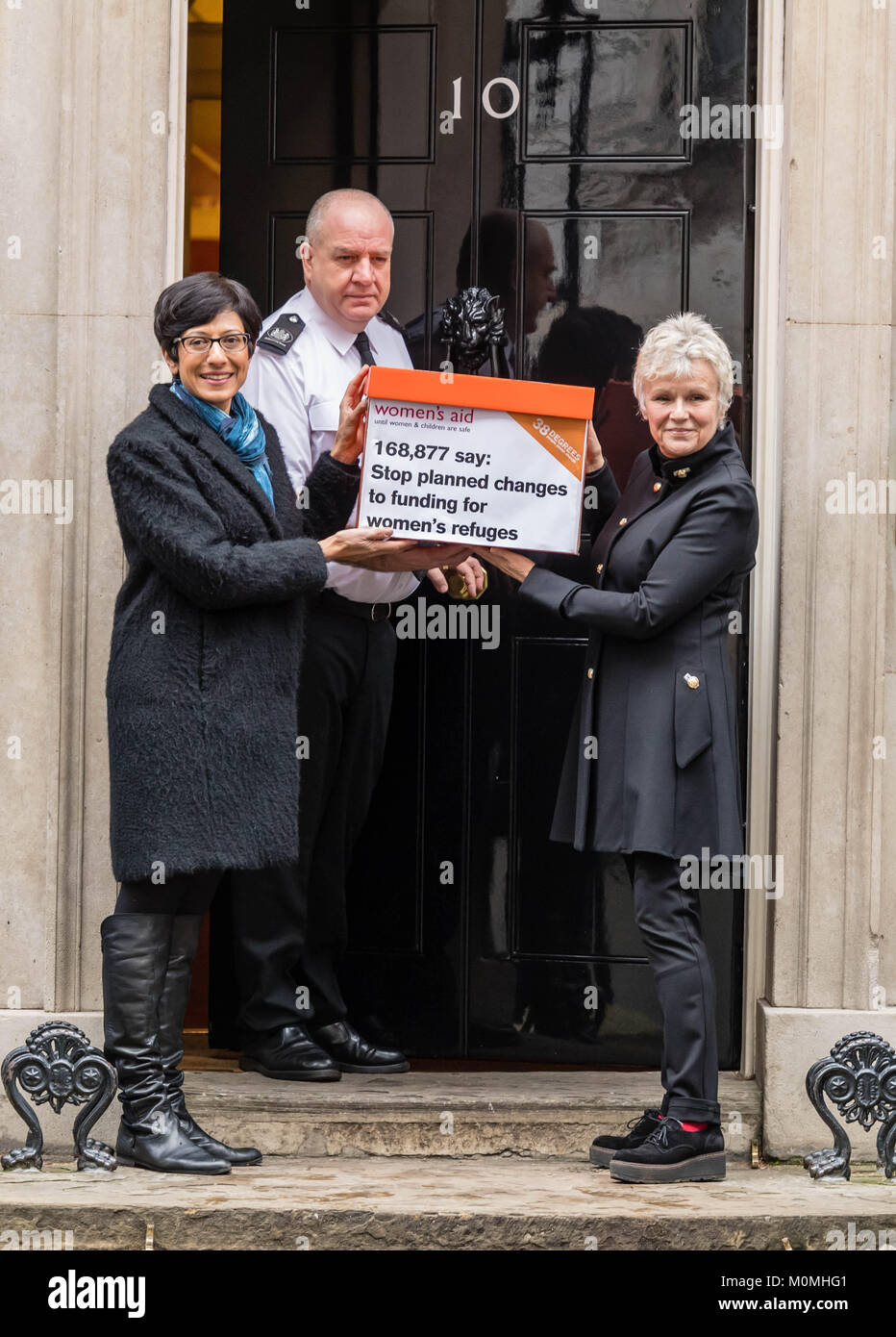 London, 23rd January 2018, Dame Julie Walters, actress and writer  arrives in Downing Street to present a Woman's Aid petition against proposed changes in funding for Women's refuges. Credit: Ian Davidson/Alamy Live News Stock Photo