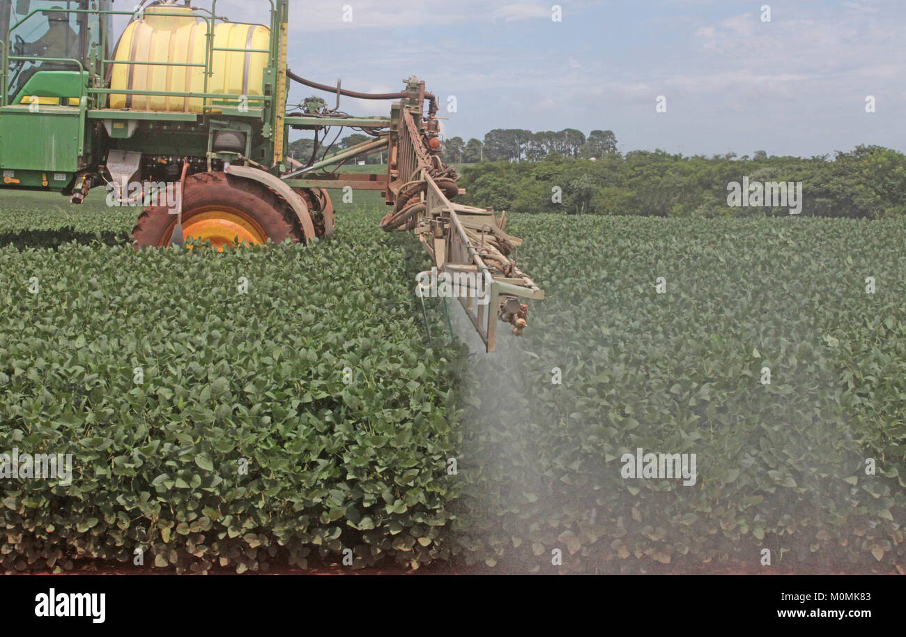 Campo Mourão, Paraná, 23 Jan 2018. After a period of intense rains,  farmers returned to the field to make fungicide applications against Asian rust, a disease caused by a fungus that reduces productivity and generates losses to farmers. In the photo, rural farmer makes fungicide apalicação in soybean plantation in Campo Mourão. (Photo: Dirceu Portugal/Fotoarena) Stock Photo
