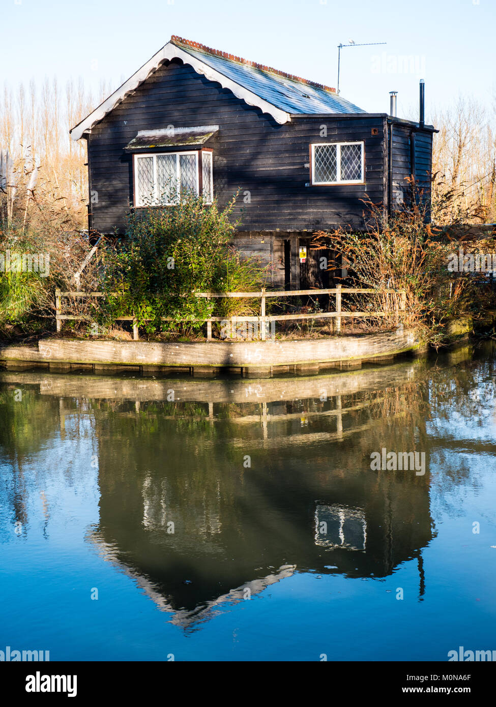 Riverside House, De Bohun Island, Caversham Lock, River Thames, Reading, Berkshire, England. Stock Photo