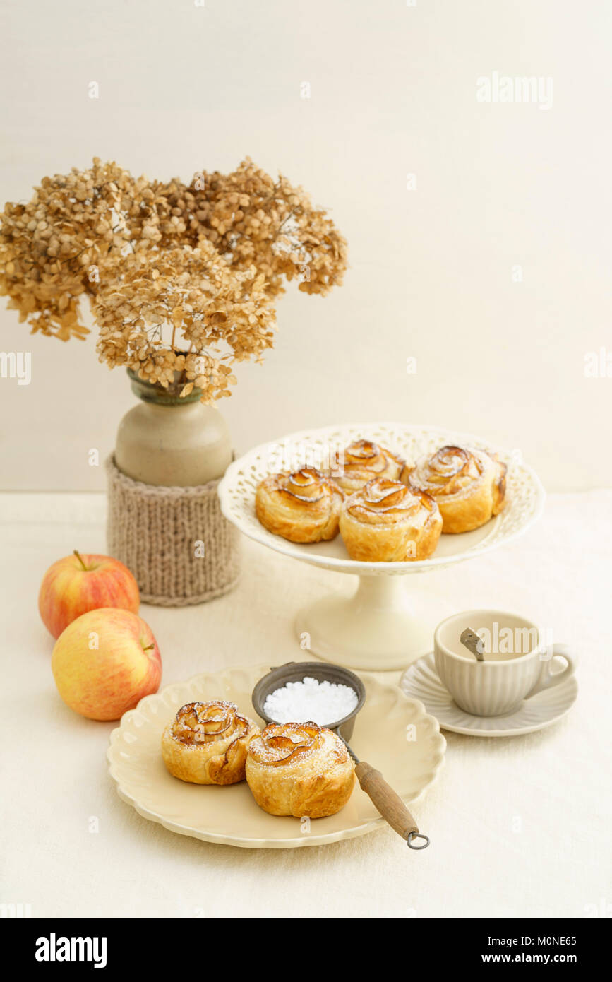 Selbstgebackene kleine Apfel-Tartes mit Rosenmuster Stock Photo - Alamy