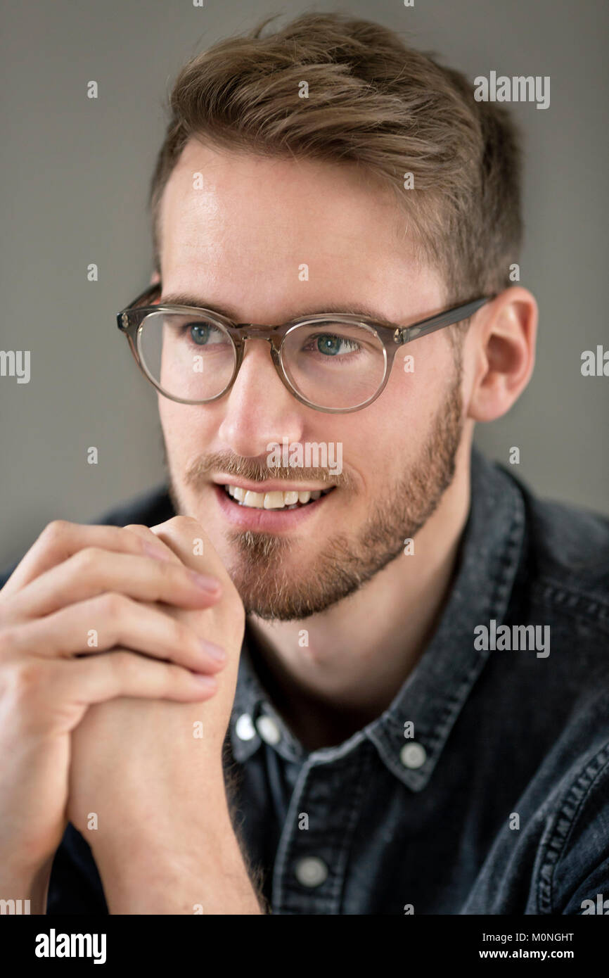 Portrait of smiling young man with glasses Stock Photo - Alamy