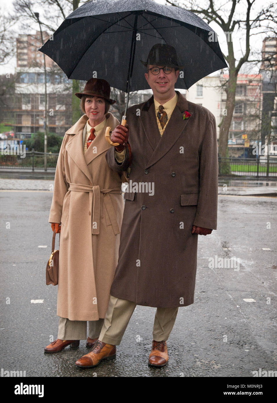 Couple in 1930s clothing hi-res stock photography and images - Alamy