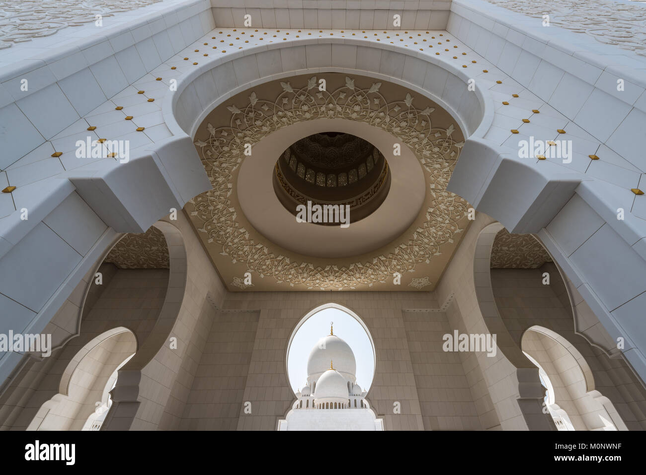 The architecture of the Sheikh Zayed Grand Mosque in Abu Dhabi, UAE ...