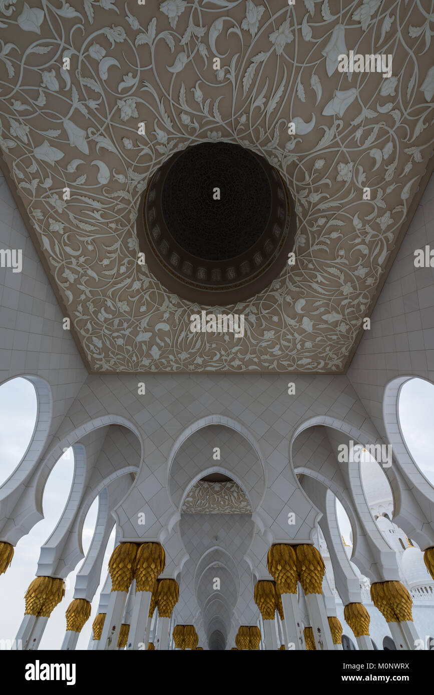 The architecture of the Sheikh Zayed Grand Mosque in Abu Dhabi, UAE ...
