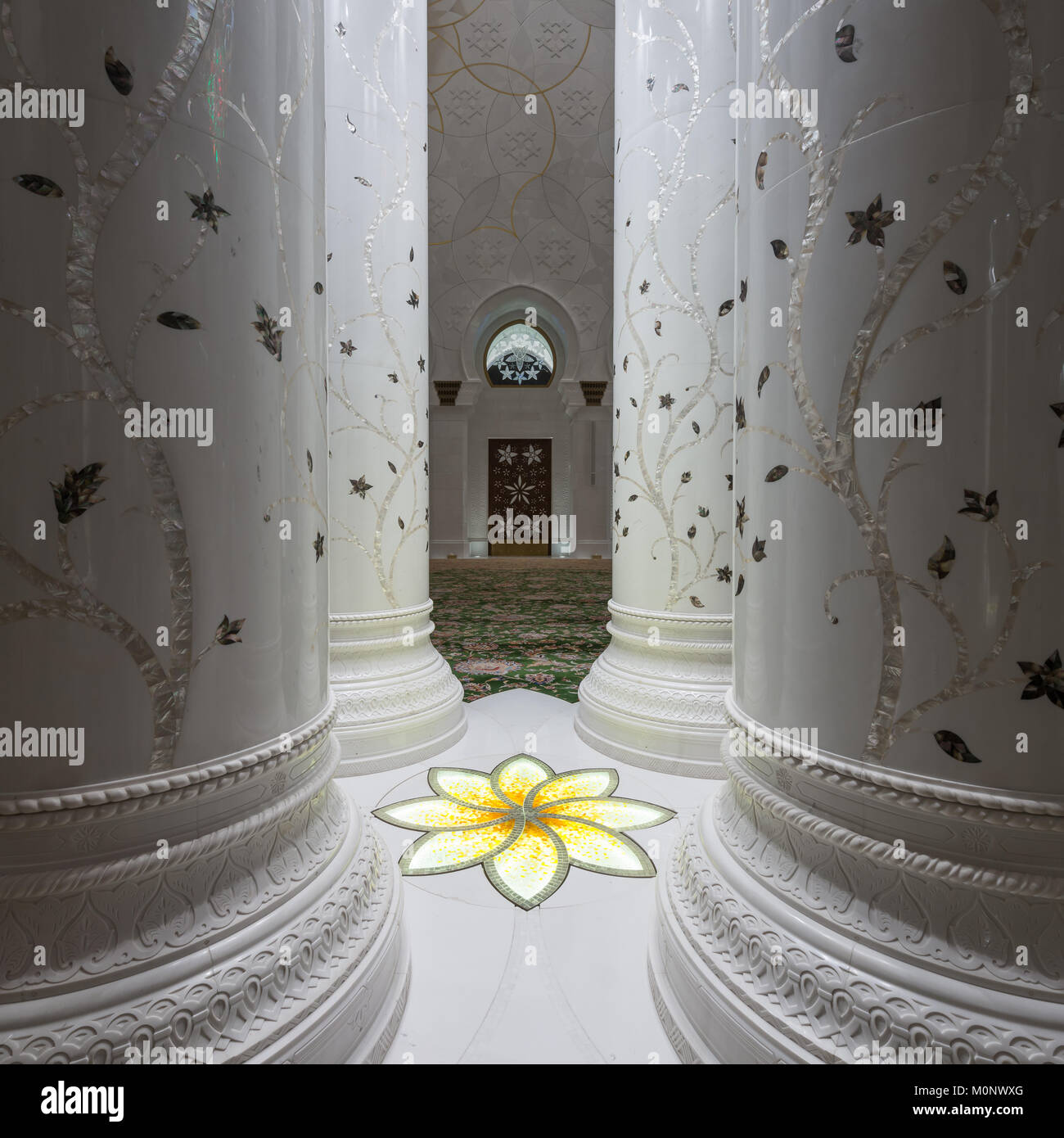 The architecture of the Sheikh Zayed Grand Mosque in Abu Dhabi, UAE ...
