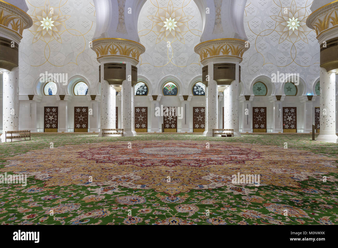 The architecture of the Sheikh Zayed Grand Mosque in Abu Dhabi, UAE ...