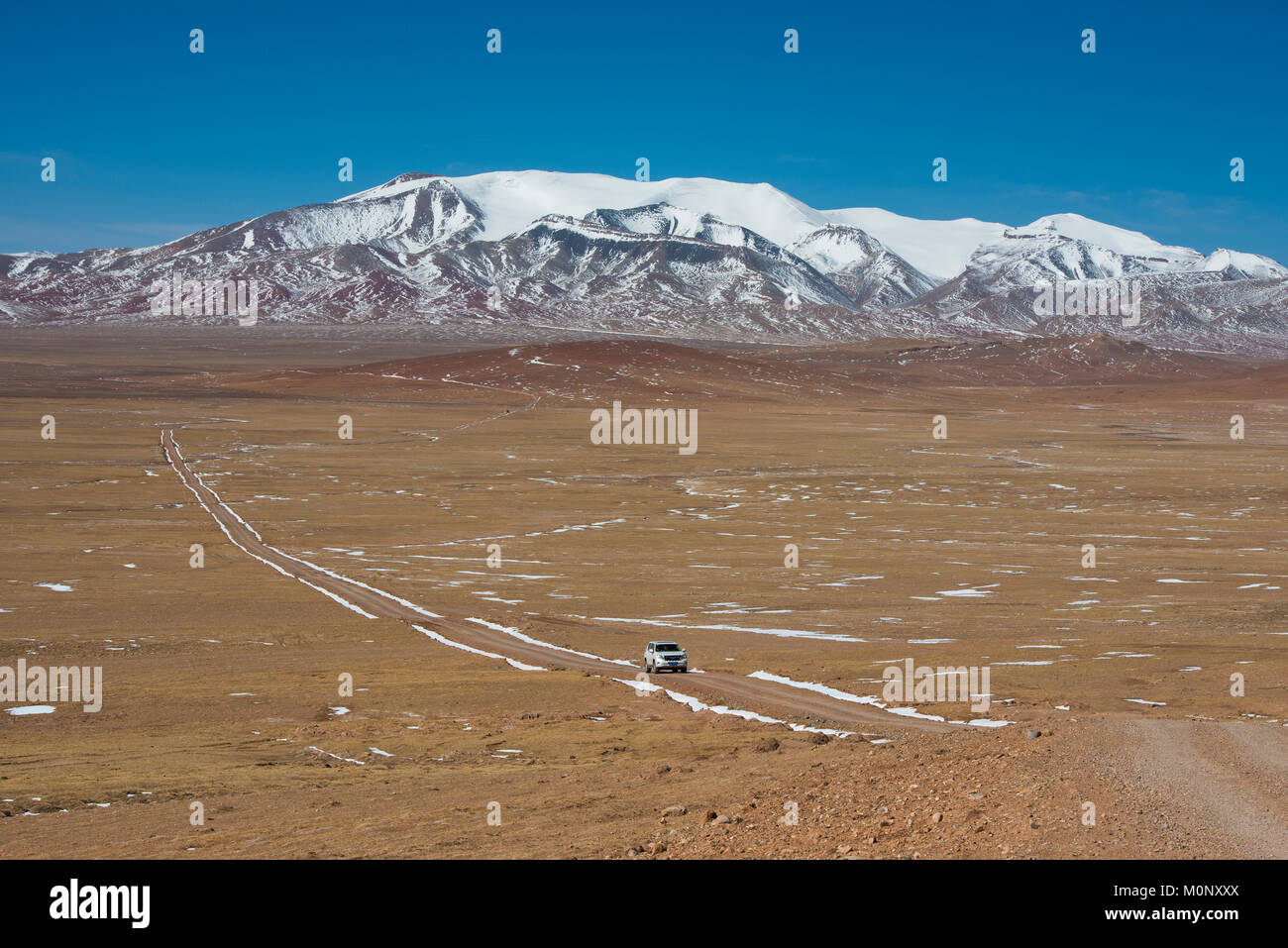 Trail with Landcruiser in front of Mount Amu Kangri,6108 m,Changtang,Northern Tibet,Tibet,China Stock Photo