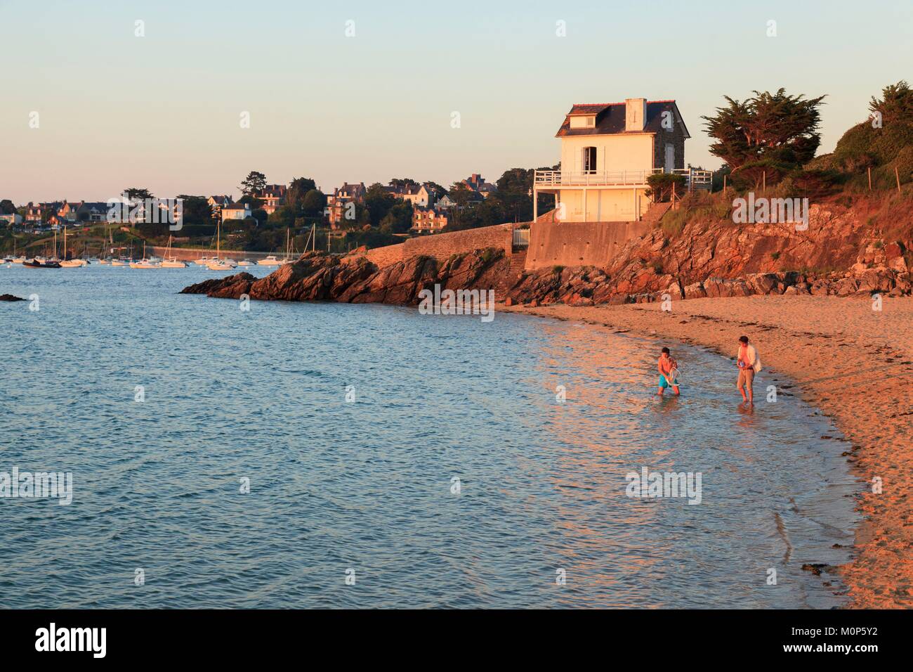 France Cotes D Armor Lancieux Home Of The Plage Du Rocher Overlooking The Fremur Stock Photo Alamy France Cotes D Armor Lancieux Home Of The Plage Du Rocher Overlooking The Fremur Stock Photo Alamy