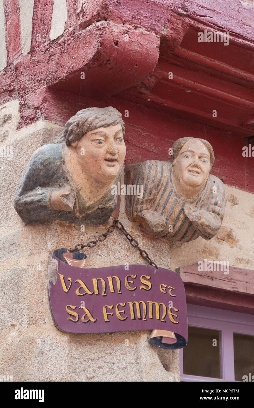 France,Morbihan,Golfe du Morbihan,Vannes,sculpture Vannes and his wife at the corner of Noé and Pierre René Rogue streets Stock Photo