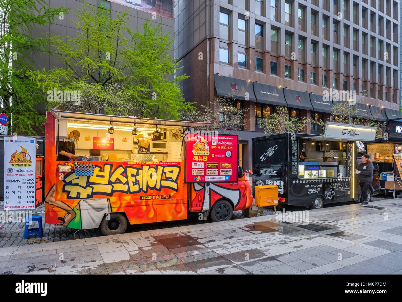 South Korea,Seoul,Jongnogu district,food truck along Cheonggyecheon,a
