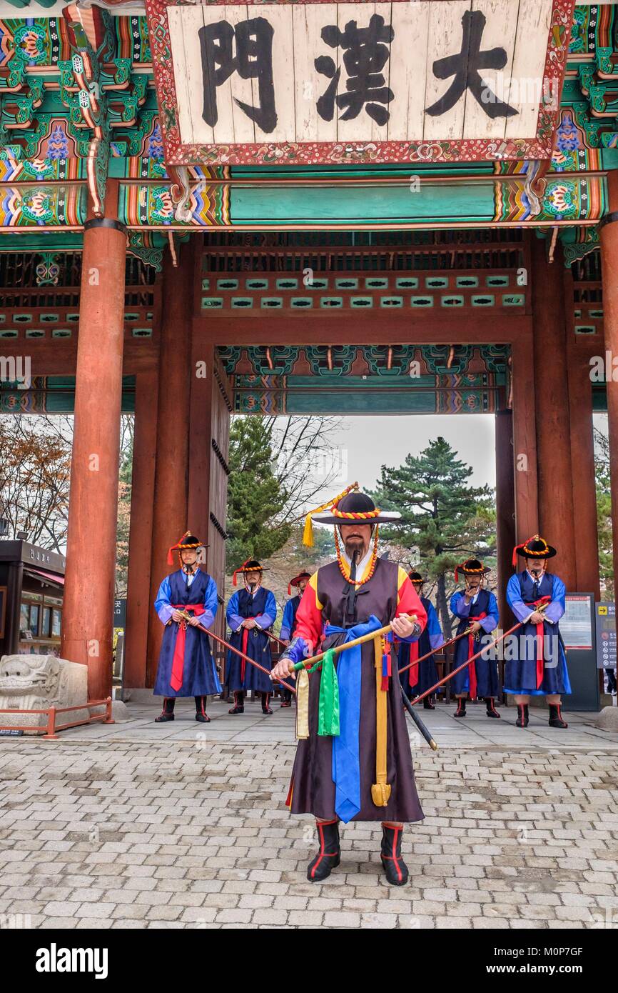 South Korea,Seoul,Jung-gu district,Deoksugung palace or palace of virtuous longevity built by the kings of Joseon Dynasty,changing the guard ceremony Stock Photo