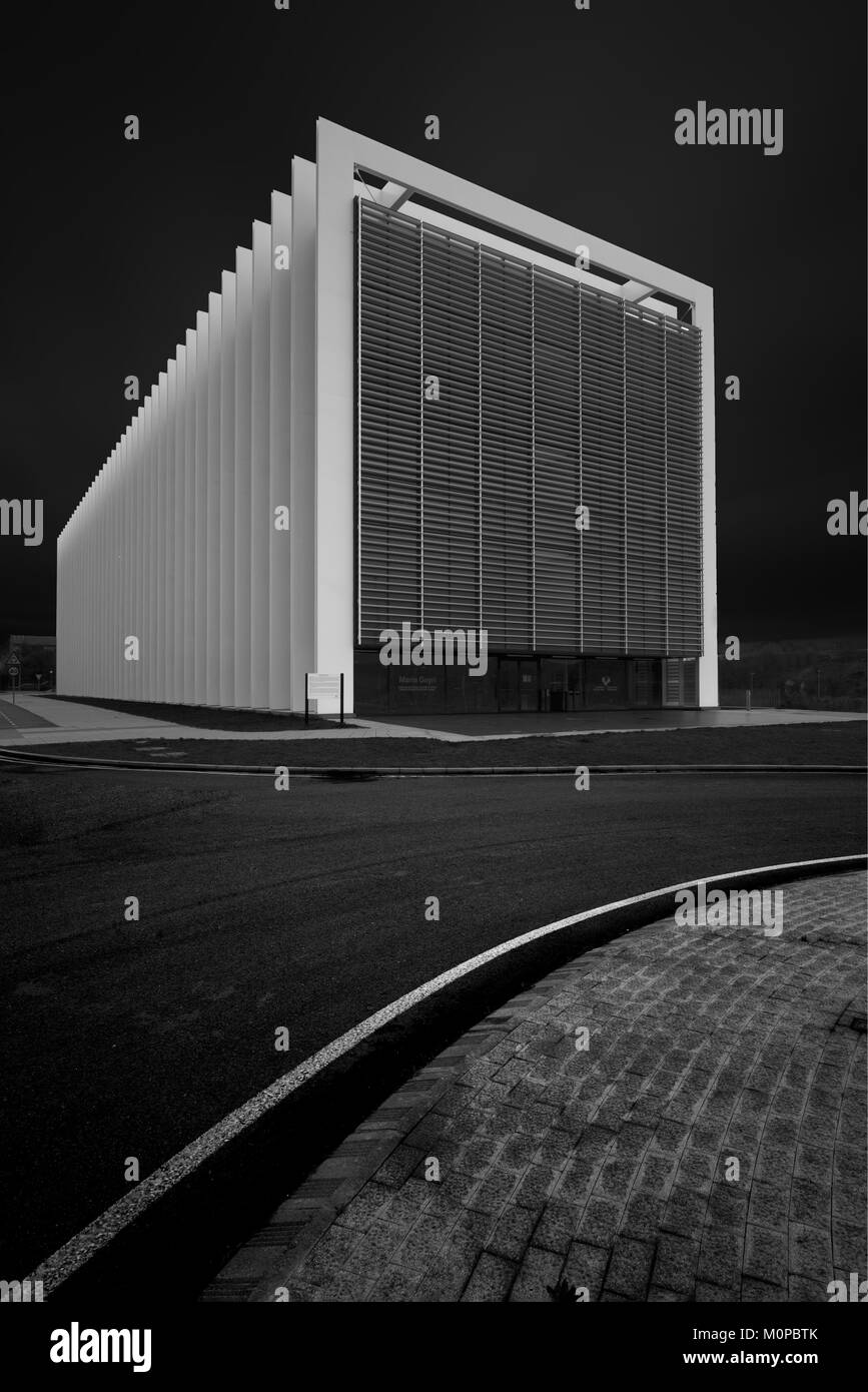 Modern technology building construction Black and White Stock Photos ...