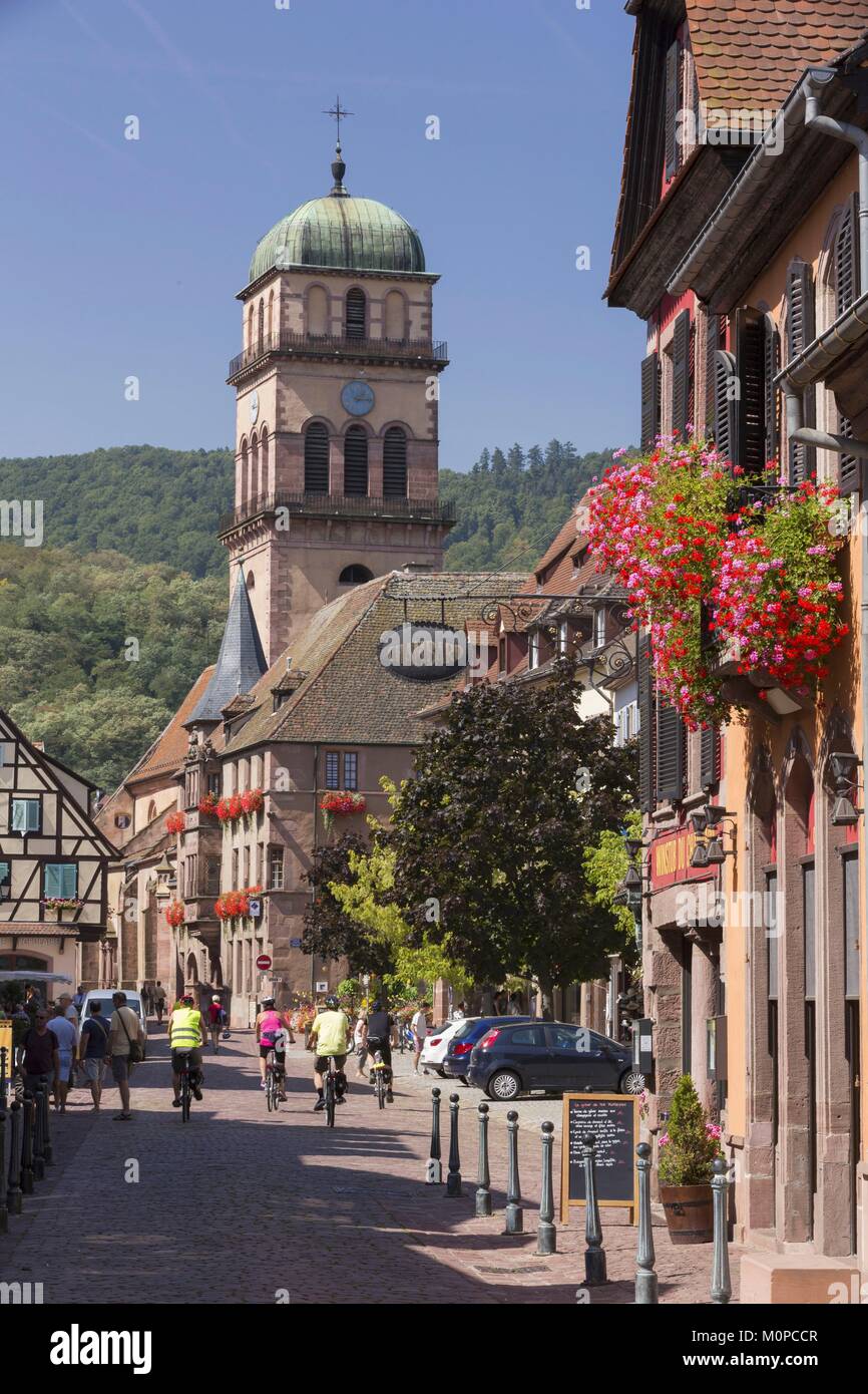 France,Haut Rhin,Route des Vins d'Alsace,Kaysersberg ,the street General de Gaulle and the church Sainte Croix Stock Photo