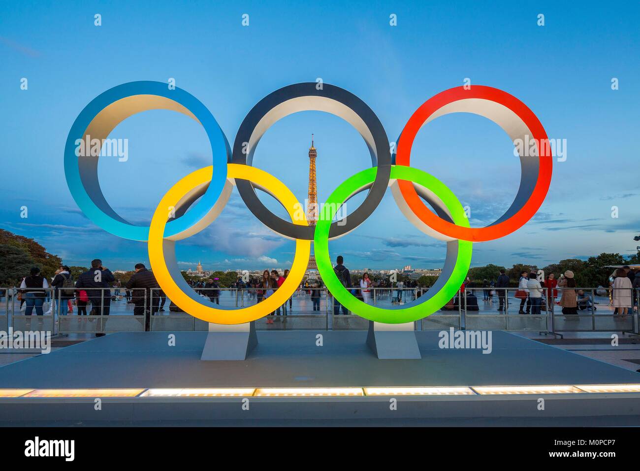 Drapeau Olympique De Paris 2024 Agitant Avec Ciel Flou De Paris La Nuit  Photographie éditorial - Image du européen, marianne: 266998497