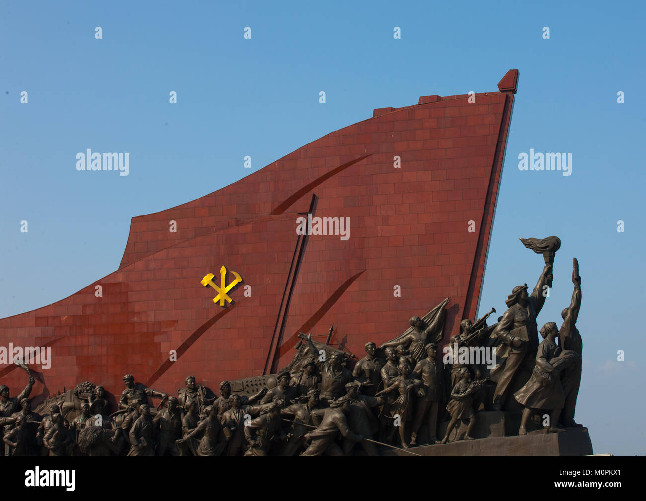 Statues of North Korean citizens in their antijapanese revolutionary