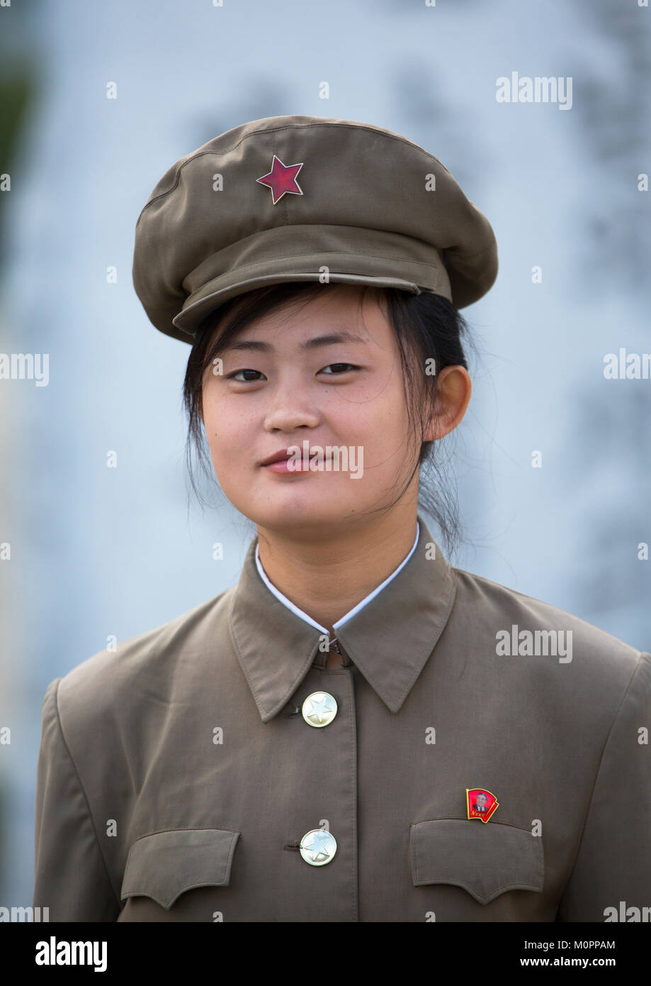 Female north korean soldiers hi-res stock photography and images - Alamy