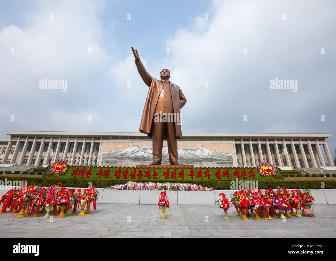Flowers in front of Kim il Sung statue in Mansudae Grand monument, Pyongan Province, Pyongyang, North Korea Stock Photo