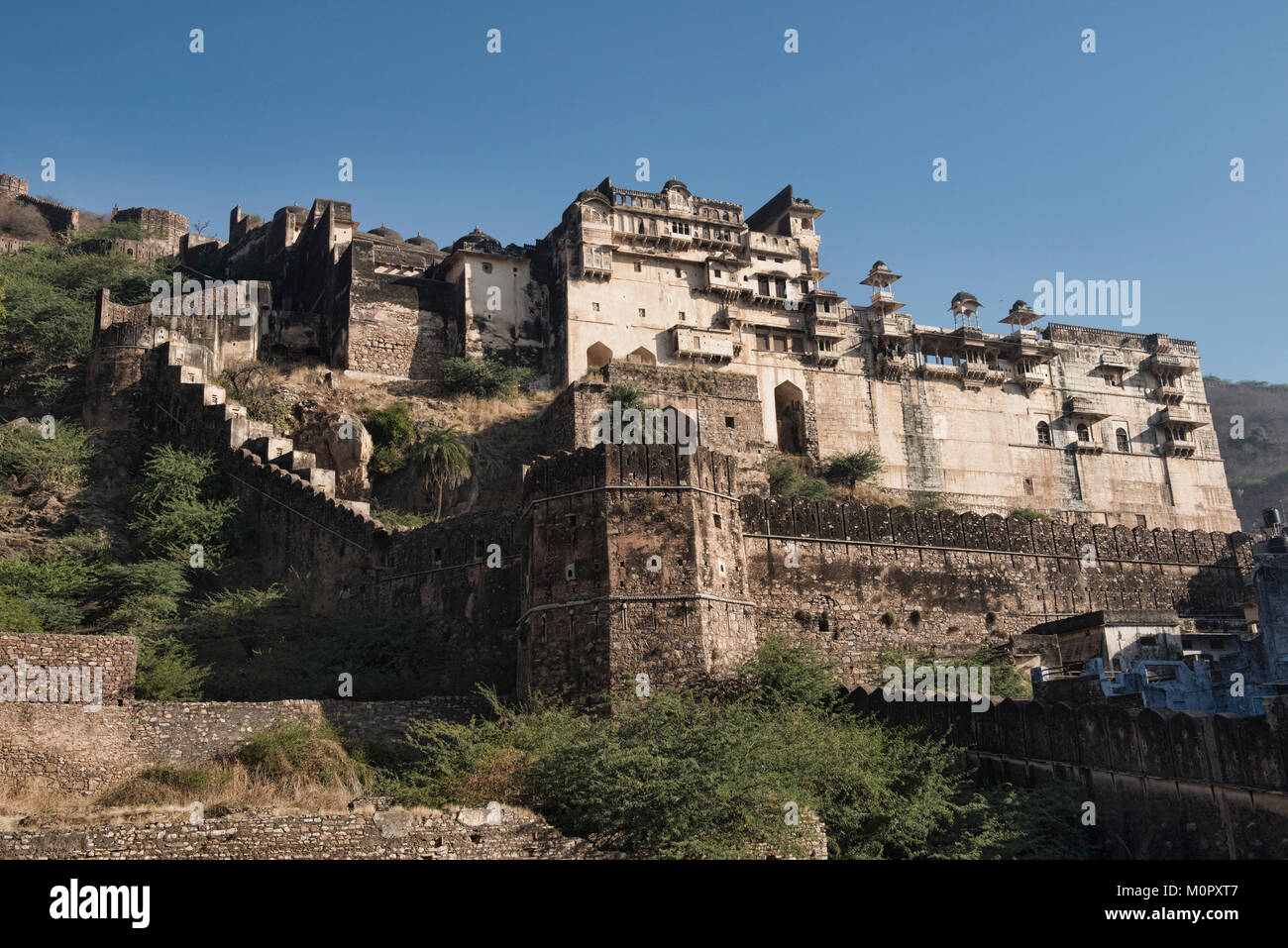 The atmospheric ruined Bundi Palace and Taragarh Fort, Rajasthan, India Stock Photo