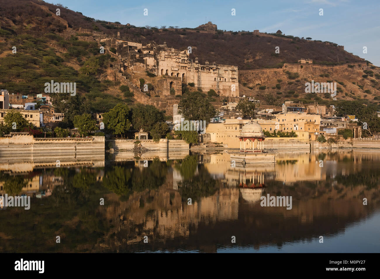 The atmospheric ruined Bundi Palace and Taragarh Fort, Rajasthan, India Stock Photo