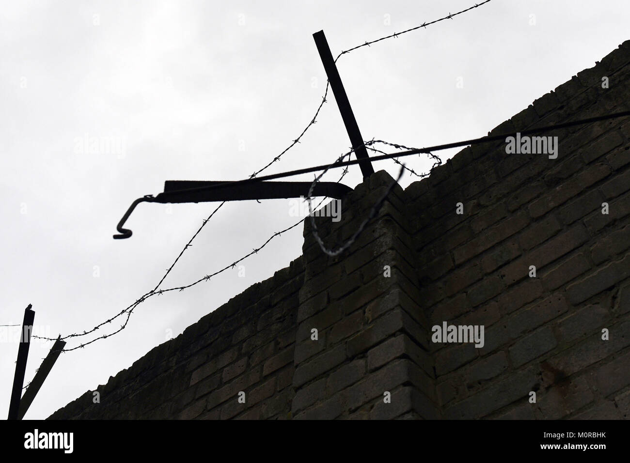 Barbed wire on the berlin wall hires stock photography and images Alamy
