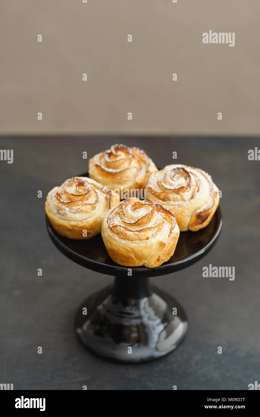 Selbstgebackene kleine Apfel-Tartes mit Rosenmuster Stock Photo - Alamy