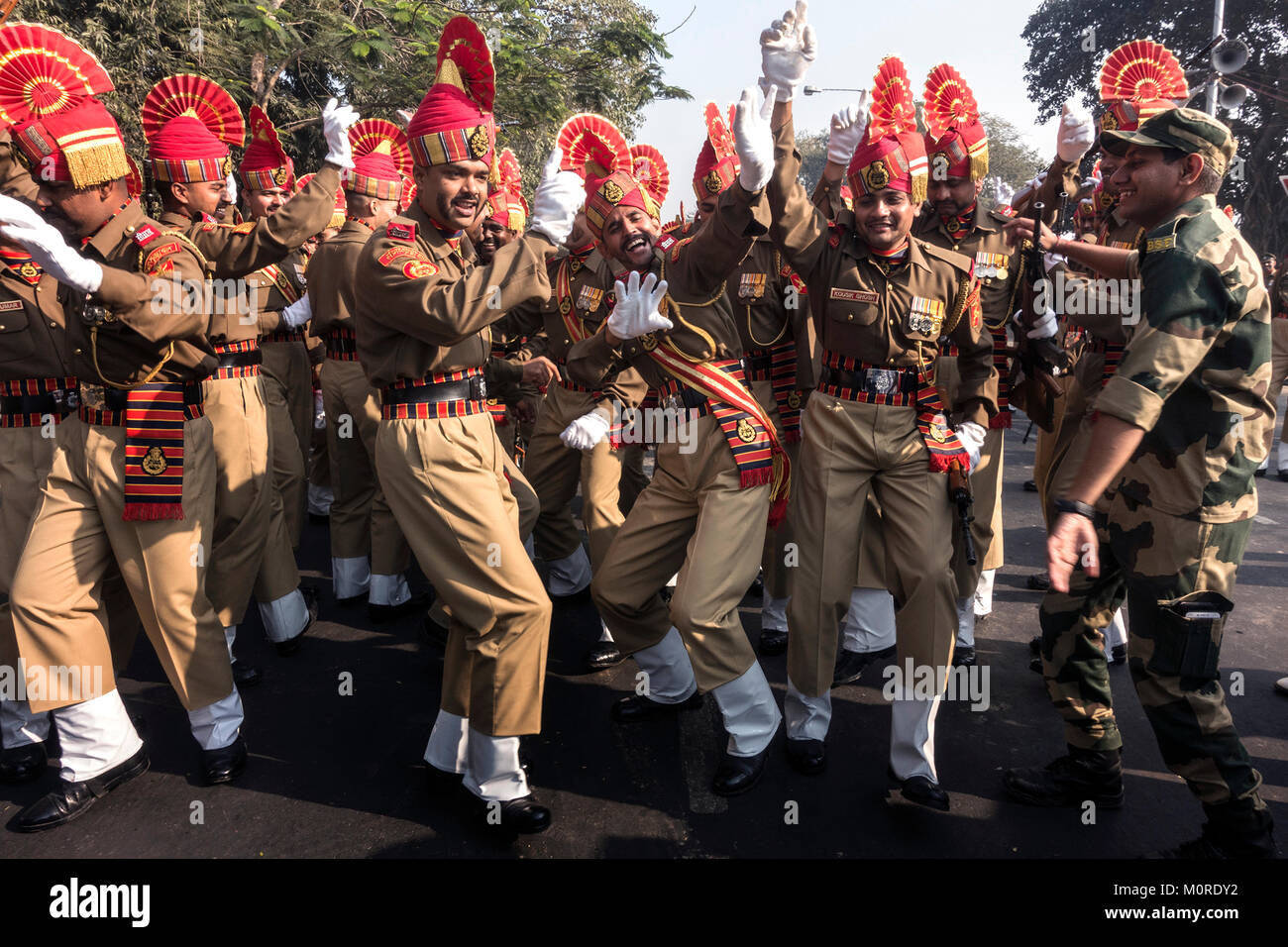 Kolkata, India. 23rd Jan, 2018. Sashastra Seema Bal or SSB cadets share ...