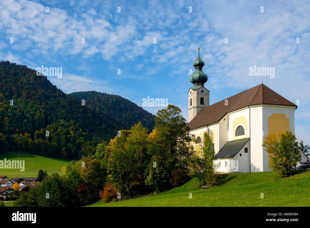 Katholische Pfarrkirche St. Georg von 1758, Ruhpolding, Chiemgau, Oberbayern, Bayern, Deutschland Stock Photo