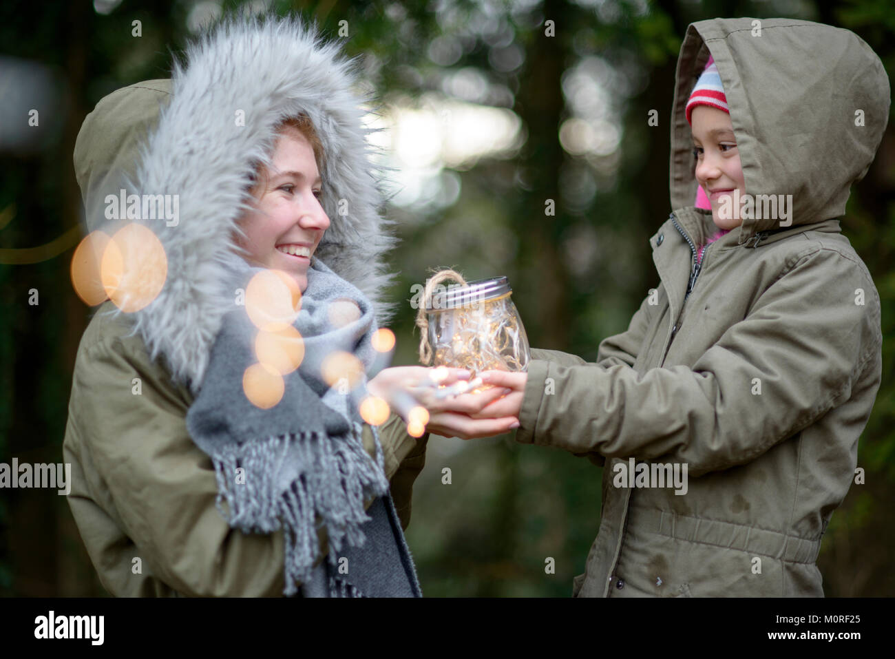 Mädchen mit funkelnden Lichterketten,  Licht im Glas, im Winter, Oberbayern, Bayern, Deutschland Stock Photo