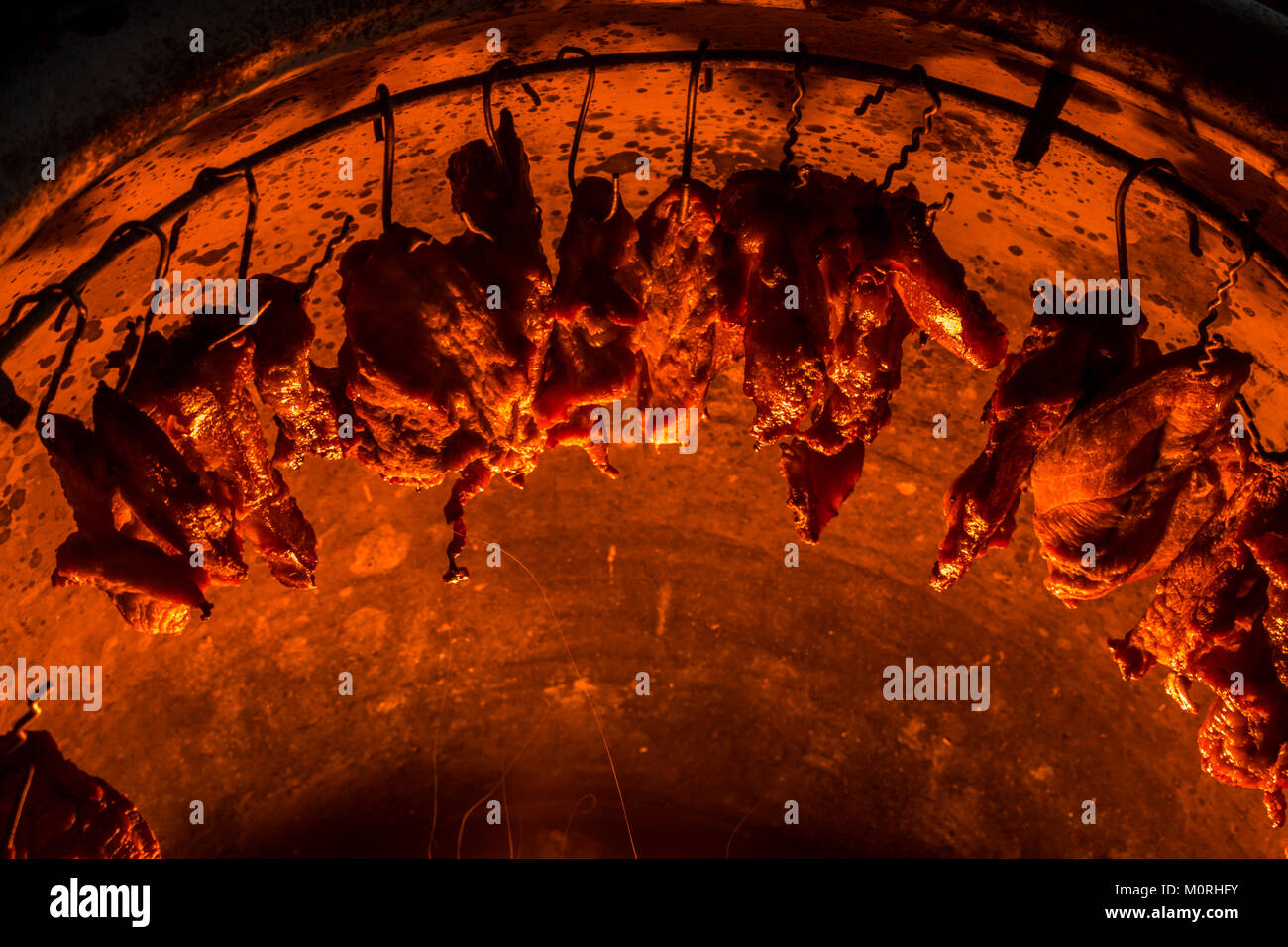 Modify the fuel tank as a charcoal grill for pork. Technique for
